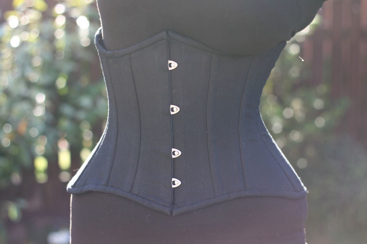 6 differences between corsets and waist trainers - Big Cup Little Cup
