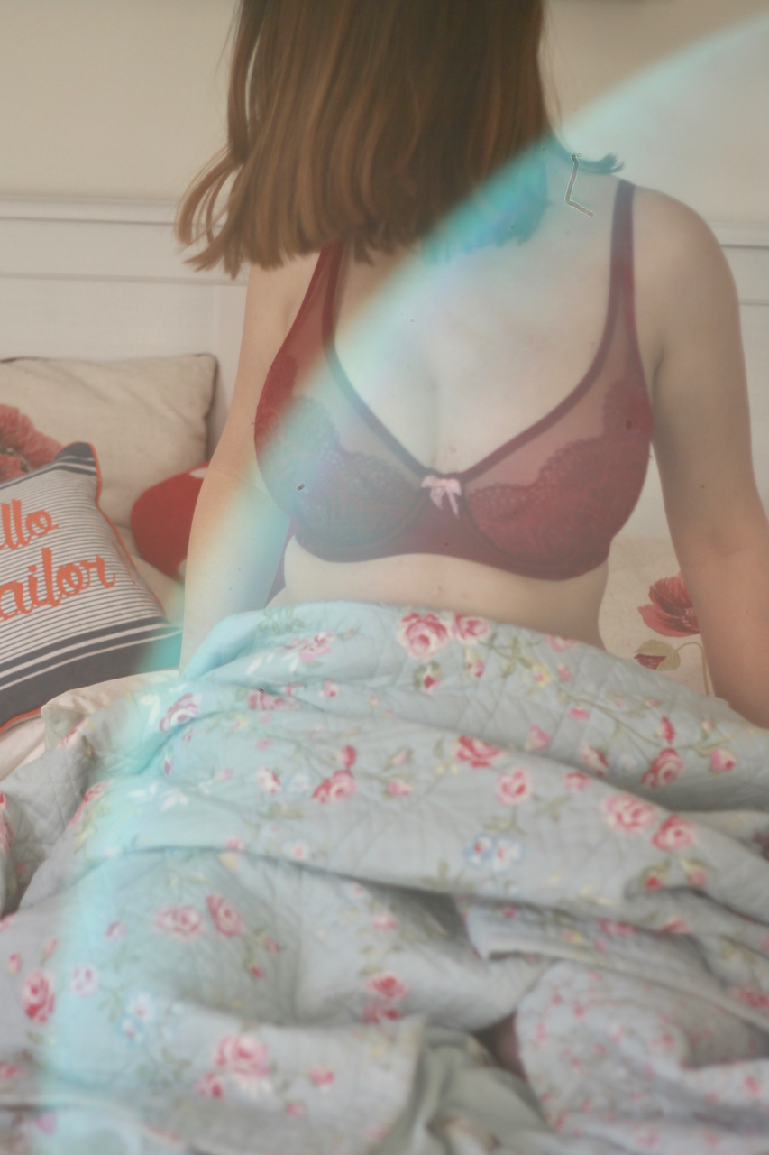 Victoria's Secret Lace Plunge Unlined Demi Bra Review: 32DDD